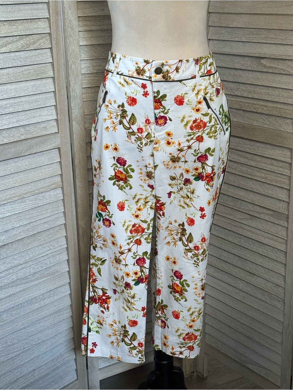 RARE DISNEY Colleen Atwood Alice through the Looking Glass Floral Capris SZ 10